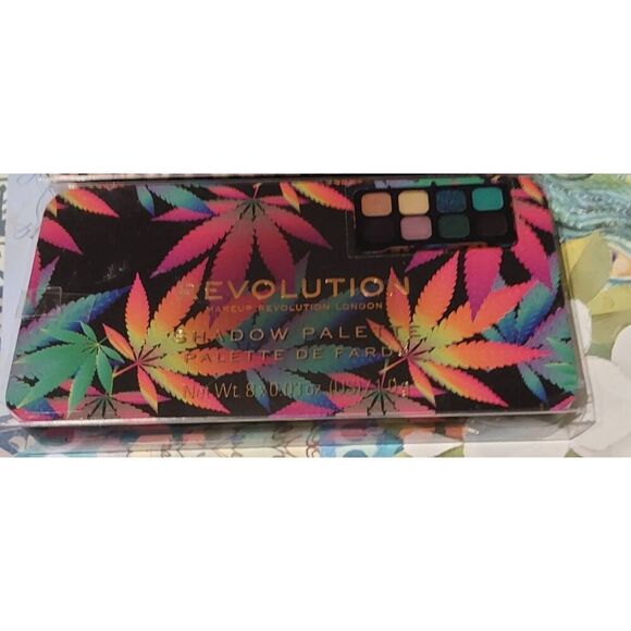 NEW~Revolution Makeup London Mini Eyeshadow Palette in Forever Dynamic Chilled - Picture 1 of 2